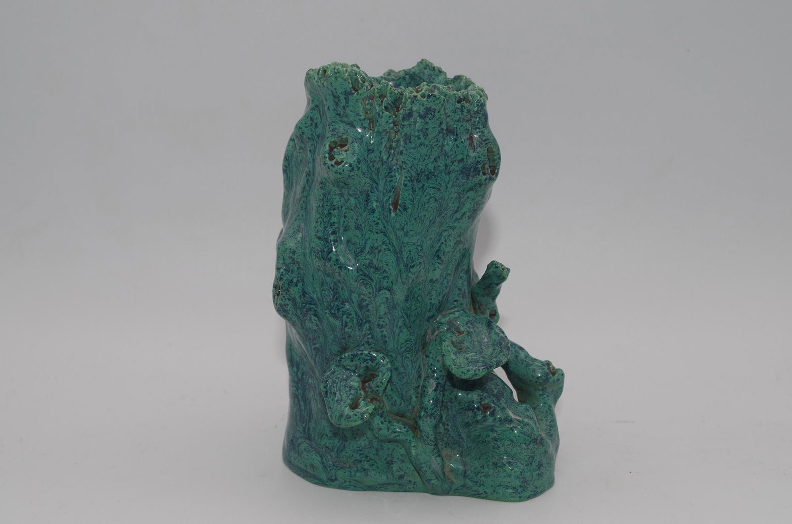 A VINTAGE FLOWER VASE: A VINTAGE FLOWER VASE; LU JUN YAO GLAZE PORCELAIN WARE. H: 13 cm