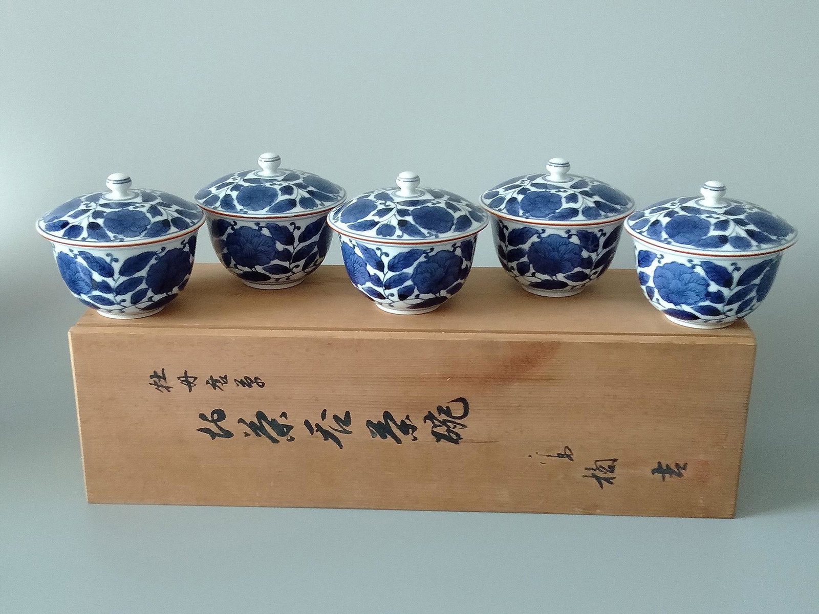 A SET OF JAPANESE BLUE AND WHITE PORCELAIN TEA CUPS: A SET OF BLUE AND WHITE ART WORKS TEA CUPS. TOTAL 5 PCS BY JUJI. H:7cm D:9cm