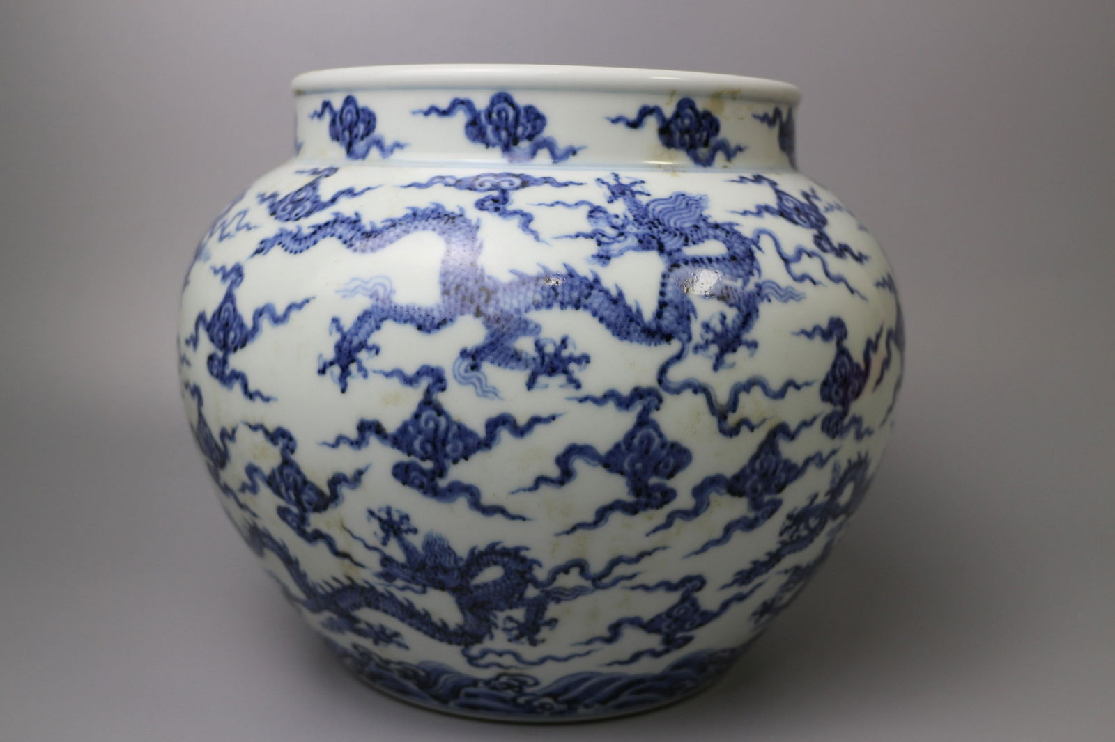 A BLUE AND WHITE LARGE PORCELAIN JAR (1 of 8)