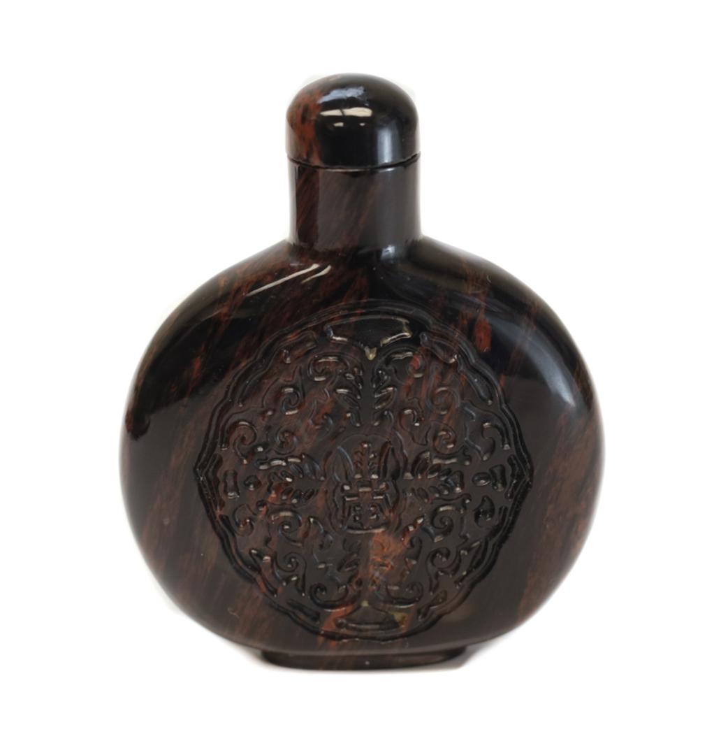 Chinese Agate Snuff Bottle, Emblems (1 of 3)