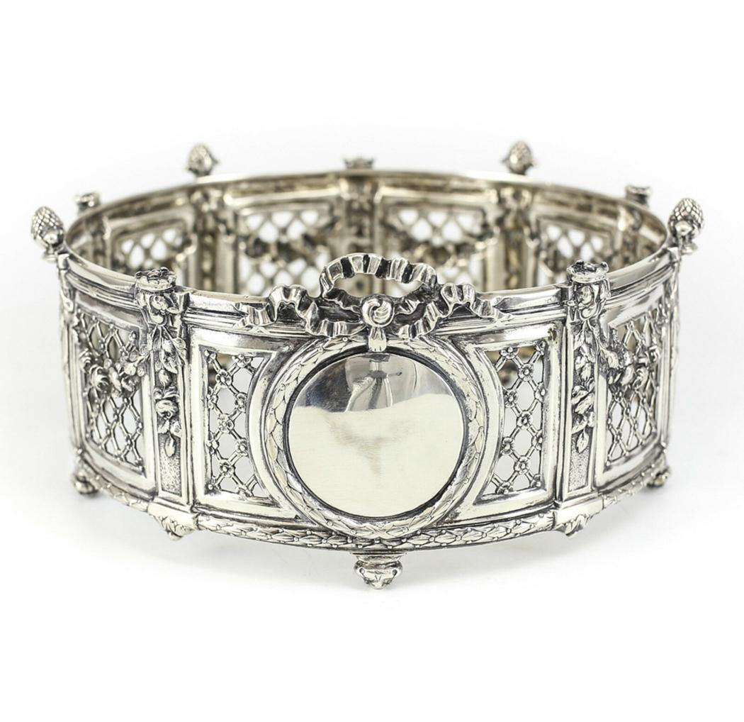 Wolfer Freses Belgian .800 Silver Centerpiece Bowl: Wolfers FrÃ¨res Belgian .800 silver centerpiece bowl. Features acorn finials, reticulated walls and glass bottom insert. Hallmark of Wolfers FrÃ¨res. Weight Approx., 18.9 troy oz Measures: 7.75 in