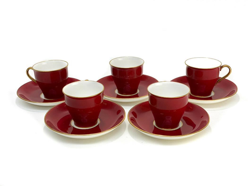 5 Minton England Porcelain Demitasse Cup & Saucers: 5 Minton England porcelain demitasse cup and saucers , circa 1900. Maroon red all over with gilt trim to the edge. Slightly curved towards the top rim. Minton England marks to the underside base. Reta