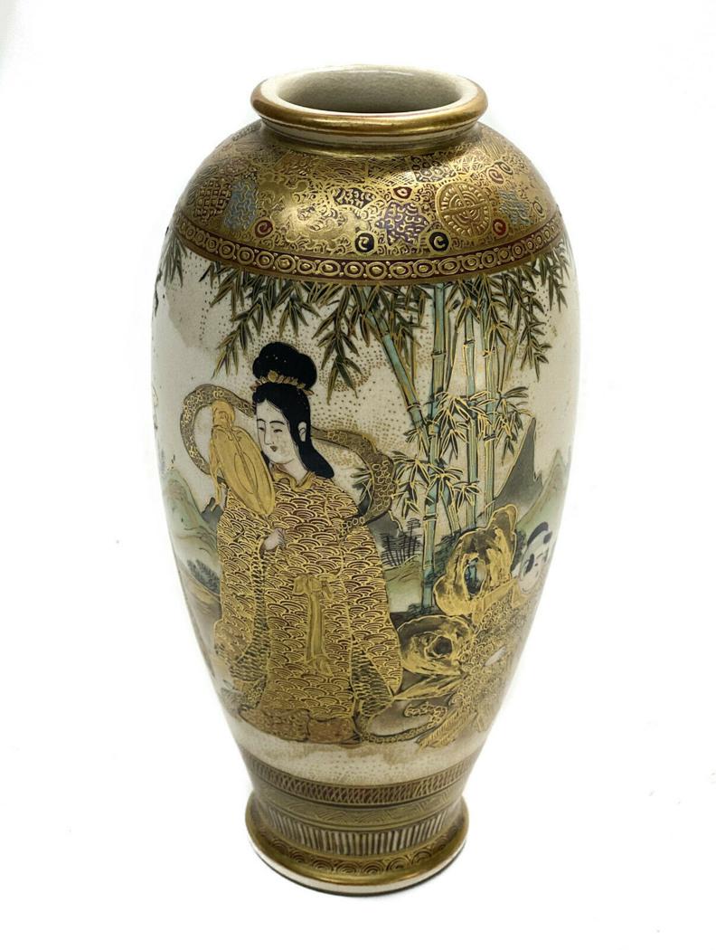 Japanese Satsuma Hand Painted Vase, Meiji Period. (1 of 7)