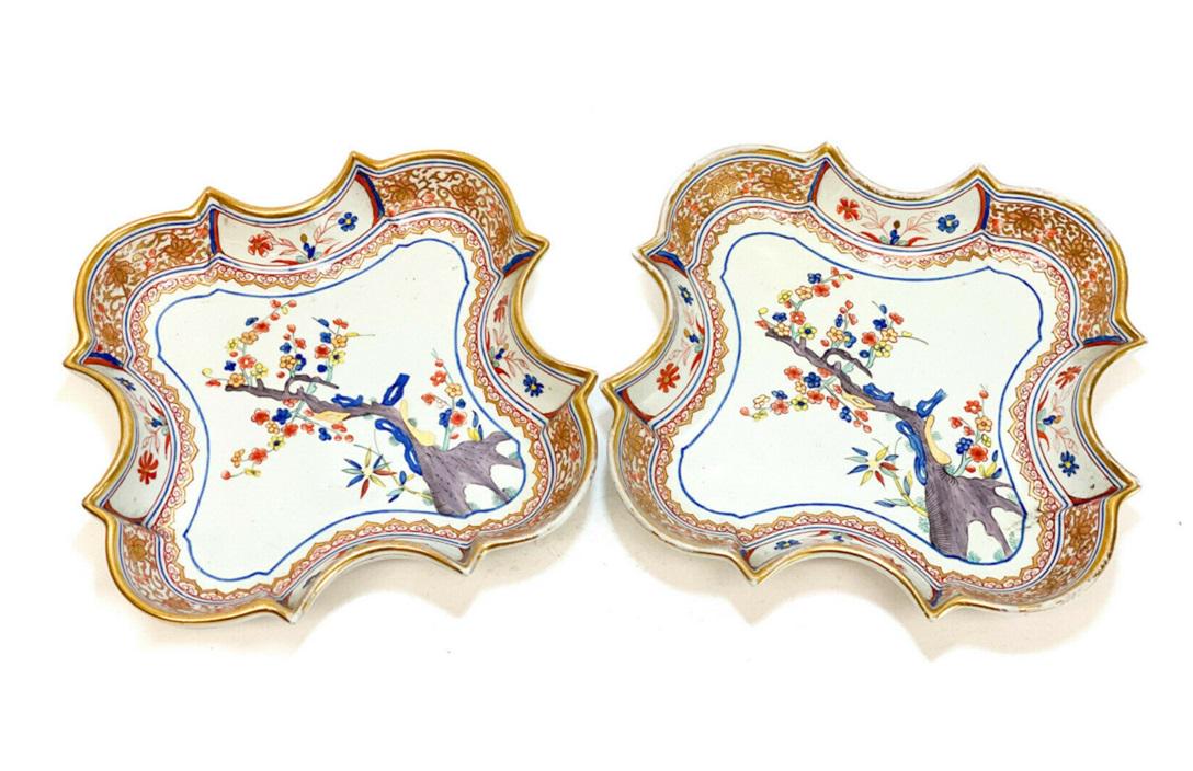 Spode Serving Dishes in Kakiemon #282, circa 1810: Pair Spode England Bone china porcelain serving dishes Kakiemon Tree of Life #282, circa 1810. A hand painted tree to the center with multi-colored flowers. Gilt to the rim with various foliate scroll
