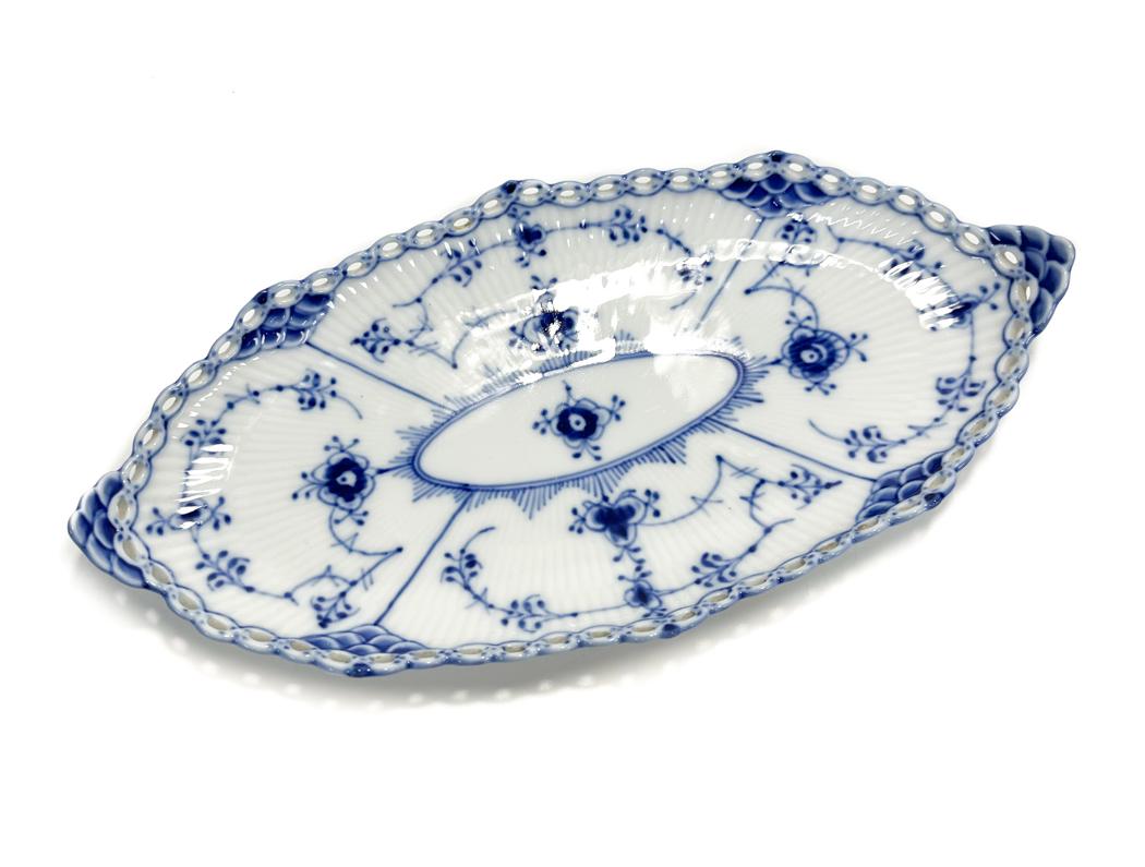 Royal Copenhagen Denmark Oval Dish in Full Lace # 1115, 1960: Royal Copenhagen Denmark porcelain oval dish in blue musselmalet full lace border # 1115, 1960 . A fluted pattern with delicate blue floral designs. Royal Copenhagen mark to the underside. Weight Appr