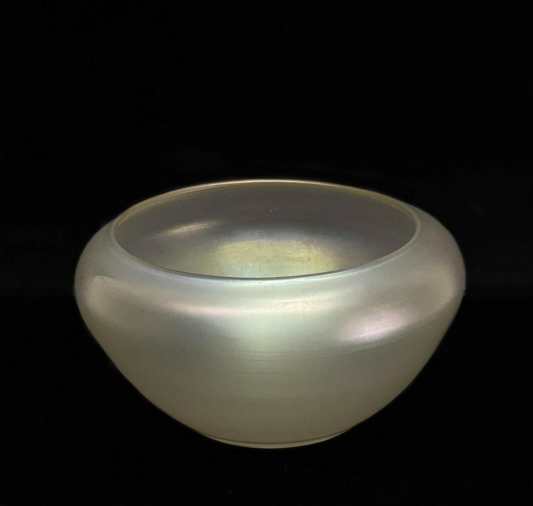 Steuben Iridescent Verre de Soie Glass Bowl (1 of 3)