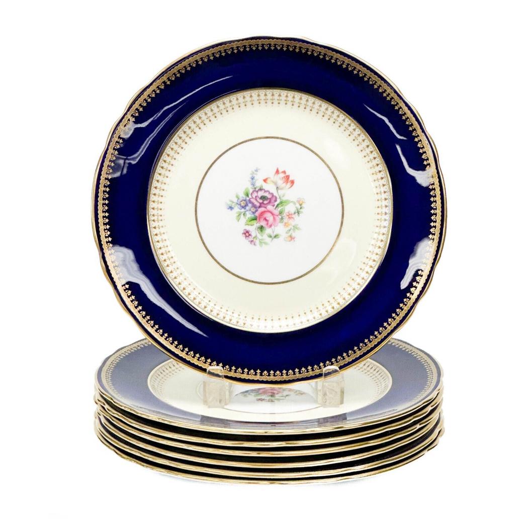 7 Aynsley England Hatfield Cobalt Porcelain Dinner Plates Florals c.1940: 7 Aynsley England Hatfield Cobalt porcelain dinner plates, circa 1940. A cobalt blue ground to the edge, gilt to the scalloped rim. Colorful flowers to the center. Underside with Aynsley England marks