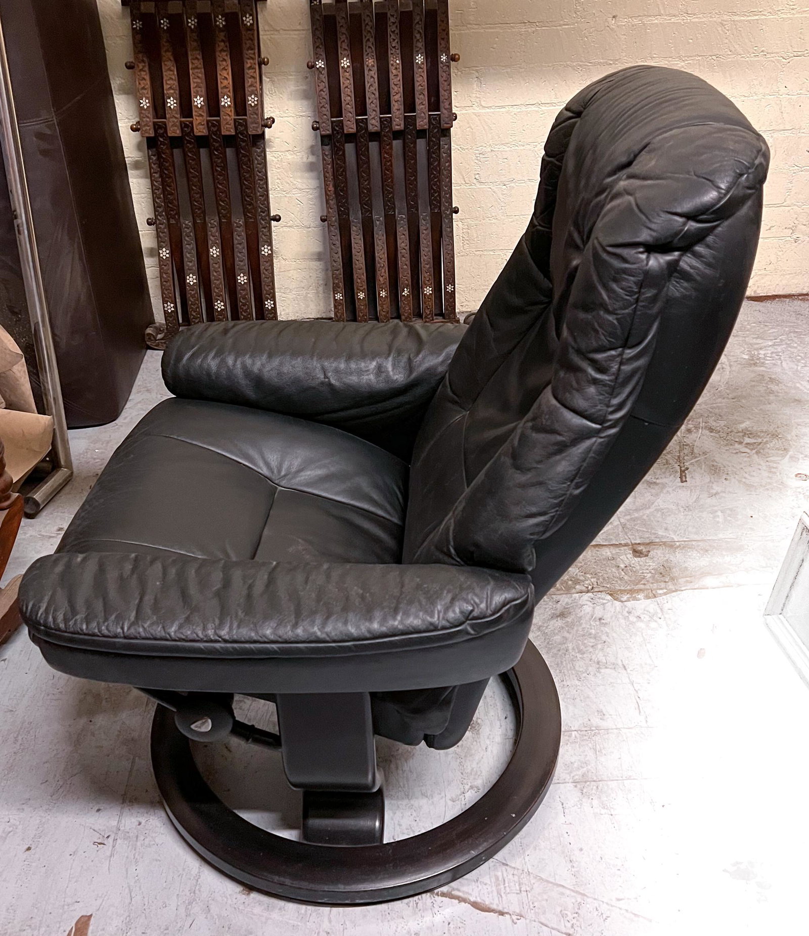 Eckorns Stressless Black Leather Recliner and ottoman: Eckorns Stressless Black Leather Recliner and ottoman, adjustable. Pedestal leg with circular base. Weight Approx. 60lbs