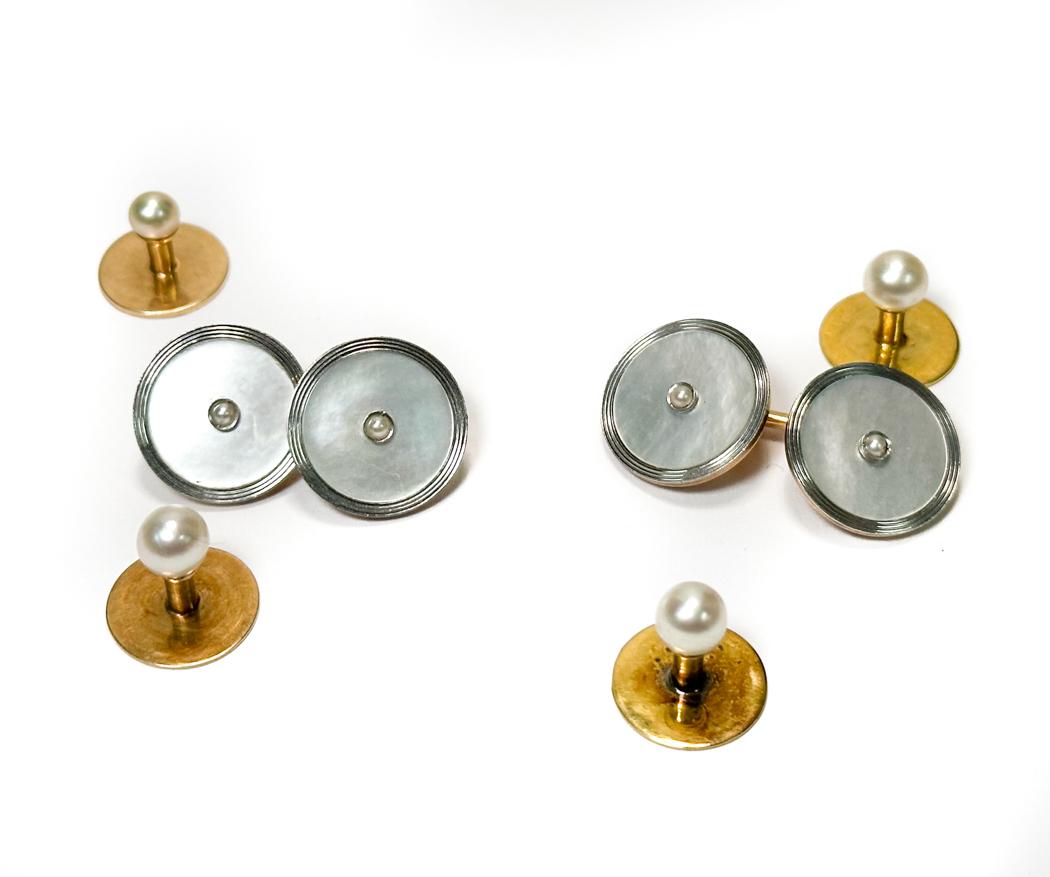 14k Yellow Gold and Pearl Cufflinks: 14k Yellow Gold and Pearl Cufflinks. Mother of Pearl. Weight Approx., 11.34 grams