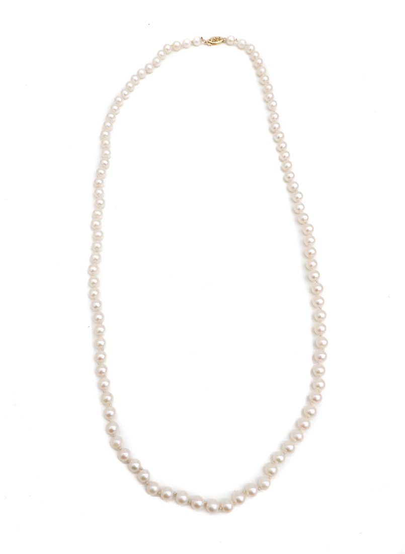 14k Yellow Gold Cultured Pearl Single Strand Necklace: 14k Yellow Gold Cultured Pearl Single Strand Necklace. Single Strand cultured pearls measuring approximately 5.5mm. Marked "14k" to clasp. Weight Approx., 25.56 grams Measures Approx., 26 inches lengt