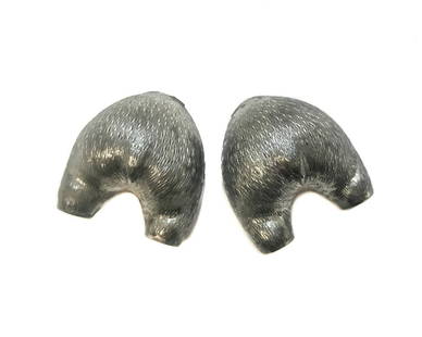 Pair Continental 950 Silver Figural Novelty Bear Butt Salt & Pepper Shakers: Pair Continental 950 silver figural novelty bear butt salt & pepper shakers, Mid Century. Intricatly hand chased fur. Marked 950 to the verso. Weight Approx., 28 grams Measures Approx., 1.5 inches