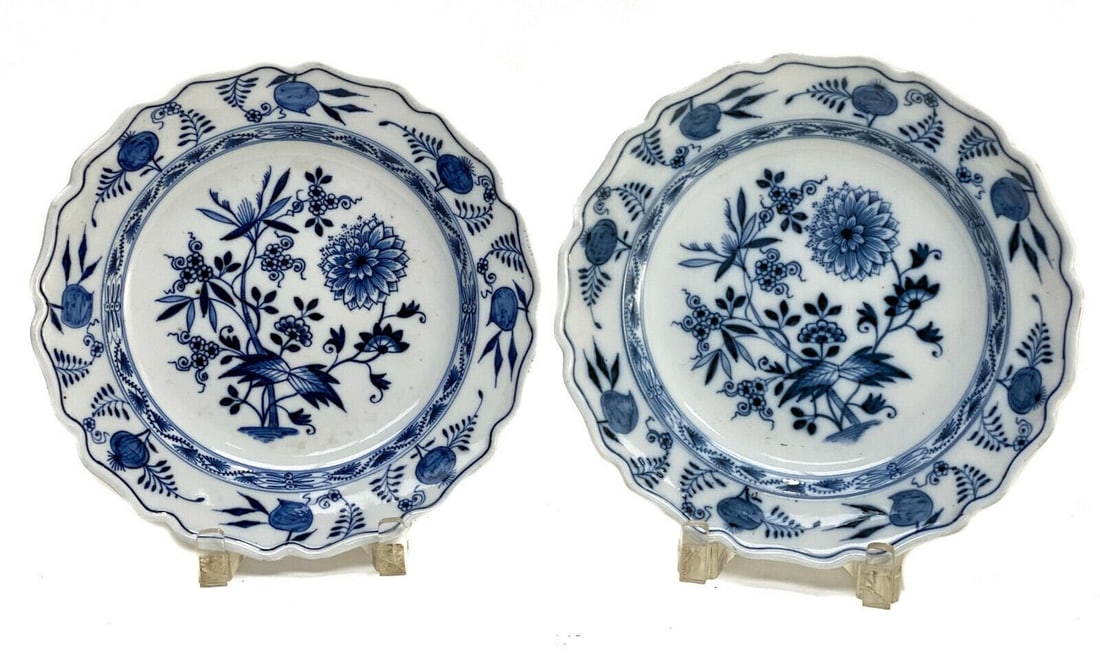 Pair Meissen Marcolini Germany Porcelain Plates Blue Onion: Pair Meissen Marcolini Germany porcelain plates in Blue Onion, circa 1800. Onions around the scalloped rim with florals to the center. Meissen Marcolini marks to the underside base. Weight Approx., 1 