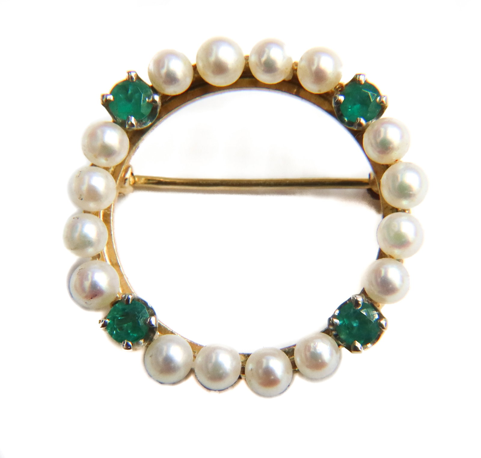 14k Yellow Gold Cultured Pearl and Emerald Pin Brooch: 14k Yellow Gold Cultured Pearl and Emerald Pin Brooch. Cultured pearls measuring 3.2mm with 4 round cut emerald jewels. Marked "14k" to back Weight Approx., 4.45 grams Measures Approx., 1 inch diamete
