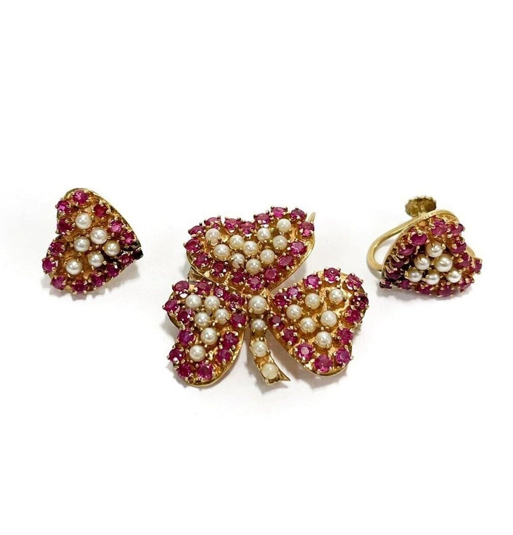 14k Yellow Gold Pink Sapphire Brooch and Earrings: 14k Yellow Gold Pink Sapphire Brooch and Earrings. Pink and seed pearls in the form of hearts to the earrings and a 3 leaf clover to the brooch. Marked 14k. Weight Approx., 15 grams Measures Approx., 
