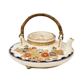 Tomonobu Japanese Satsuma Hand Painted Porcelain Teapot Gilt Florals Meiji Per