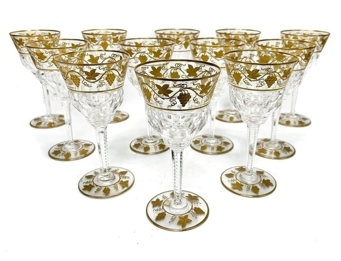 12 Val Saint Lambert Red Wine Goblets in Pampre D' Or: 12 Val Saint Lambert Red Wine Goblets in Pampre D' Or. Gold encrusted leaves and grapes to the top and base rims. Marked Val Saint Lambert to the edge of the underside. Each unused and most with the o