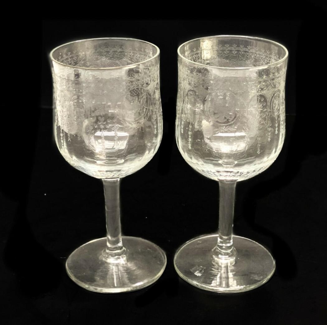 Theodore Roosevelt White House Etched Glass Goblets: A fine pair of etched crystal glass wine goblets for the White House under President Roosevelt in 1902. Intricate acid etched Great Seal of the United States to the circular band. White House china pr