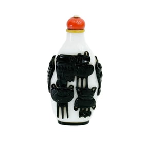 Chinese Overlay Glass Snuff Bottle Black and White circa 1800