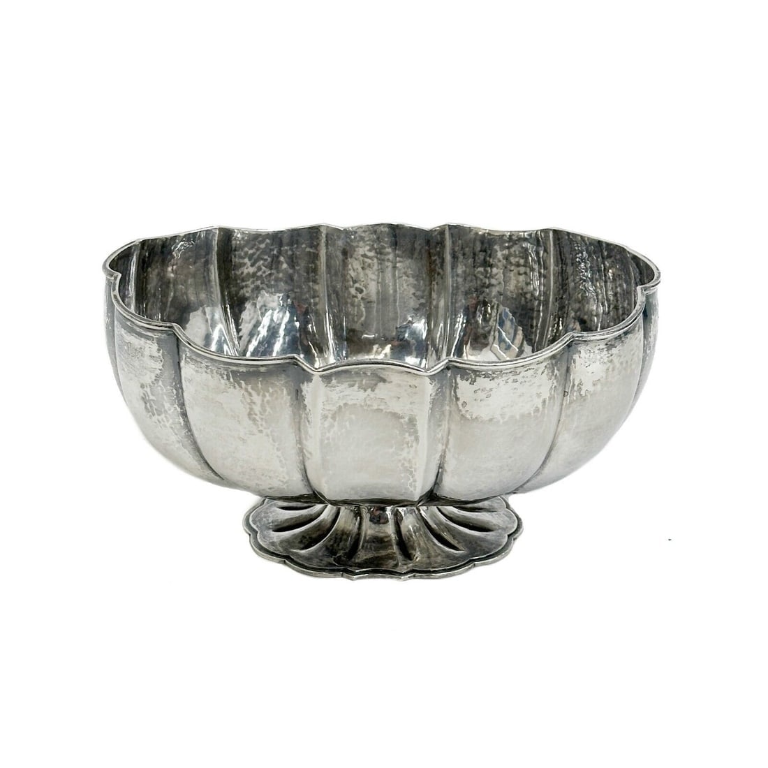 Buccellati Italian Sterling Silver Footed Hand Hammered Scalloped Bowl: Buccellati Italian Sterling Silver Footed Scalloped Bowl. Hand hammered finish. Underside marked Italy Buccellati Sterling Weight: Approx. 16.17 ozt Measurements: Approx. 8.25 inches x 6.5 inches x 4.