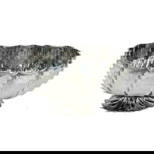 Buccellati Italian Sterling Silver Footed Hand Hammered Scalloped Bowl: Buccellati Italian Sterling Silver Footed Scalloped Bowl. Hand hammered finish. Underside marked Italy Buccellati Sterling Weight: Approx. 16.17 ozt Measurements: Approx. 8.25 inches x 6.5 inches x