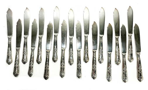 18 Robert & Belk Sheffield Silverplate Dinner Knives: 18 Robert & Belk Sheffield England silverplate dinner knives, 1st half 20th Century. Hand chased shells and foliate scrolls to the handles. Marked Robert & Belk to the blades. Measures Approx., 8.5