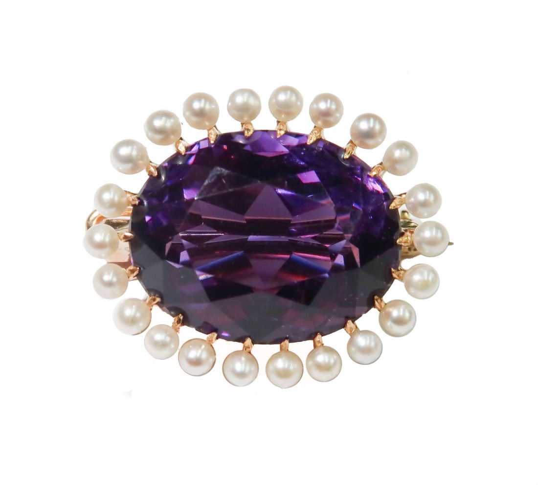 14k Yellow Gold Amethyst and Cultured Pearl Pin Brooch: 14k Yellow Gold Amethyst and Cultured Pearl Pin Brooch. Oval faceted cut amethyst to center with 22 cultured pearls measuring approximately 2.3mm. Marked 14k to clasp. Weight Approx., 5 grams / Amethy