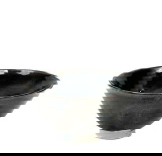 Makoto Yabe Art Pottery Glazed Ceramic Rice Bowl: Makoto Yabe (Japanese/American 1947-2005) art pottery ceramic rice bowl. A blue-black ground decorated with curving bands of metallic glaze. Incised artist's mark to the bottom edge. Weight Approx.,