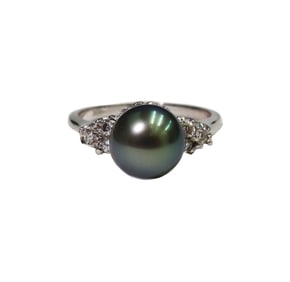 18k White Gold Black Pearl and Diamond Ring Size 6.75