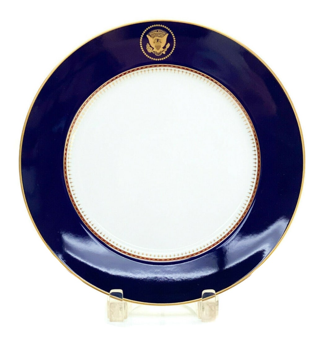 Fitz and Floyd Reagan White House Dinner Plate 1983: Fitz and Floyd Fine China porcelain White House Service dinner plates by Robert C. Floyd, 1983. A cobalt blue ground and gilt Great Seal of the United States to top central rims. Gilt accents to the e