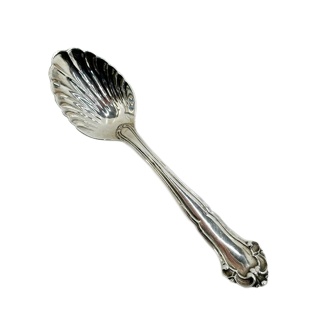 Buccellati Italian Sterling Silver Grande Imperiale 5.25 inch Sugar Shell Spoon: Buccellati Italian Sterling Silver Grande Imperiale Sugar Shell Spoon Weight: Approx. 1.3 ozt Measurements: Approx. 5.25 inches lengthCondition: Great overall condition, light signs of wear. Domestic