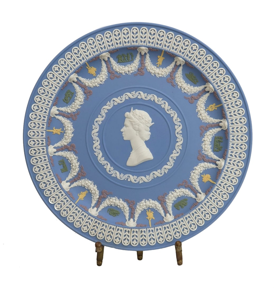 Wedgwood England Jasperware Commemorative Plate Jubilee Queen Elizabeth II: Wedgwood England 5-color Jasperware Commemorative Plate Silver Jubilee of Her Majesty Queen Elizabeth II (1952-1977). Wedgwood England mark to underside with impressed numbers dated to 1976. Weight: A