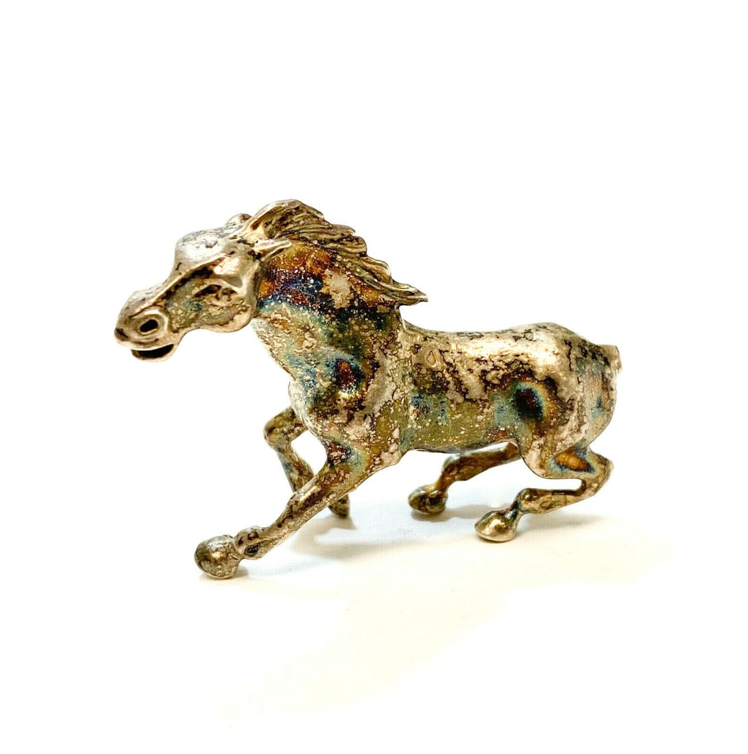 Italian Mori Enrico FU Eugenio 800 Silver Horse Stallion Mini Figurine, AR-12: Italian Mori Enrico FU Eugenio 800 Silver horse stallion miniature figurine. Hallmark 800 AR-12 to the underside of the body. Weight: Approx.1.82 ozt Measurements: Approx. 2 inches x 1.5 inches tall D