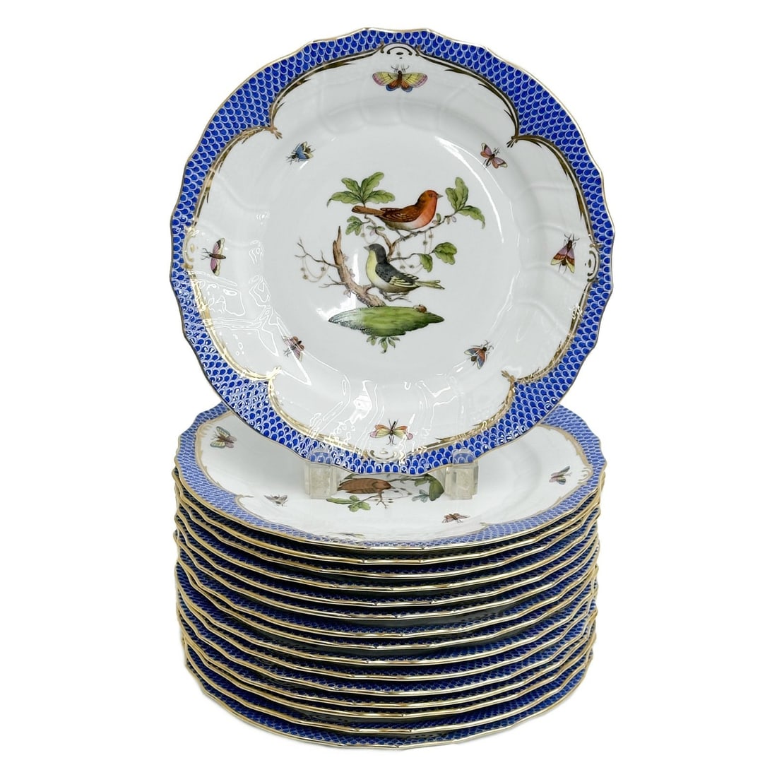 16 Herend Hungary Rothschild Birds Blue Scale Fish Net Dinner Plates 1524: 16 Herend Hungary Rothschild Birds Blue Scale Fish Net Dinner Plates. Hand painted birds to the center, blue scale decoration to rim. Underside marked for Herend Hungary 1524 ROEB Weight: Approx. 18 l