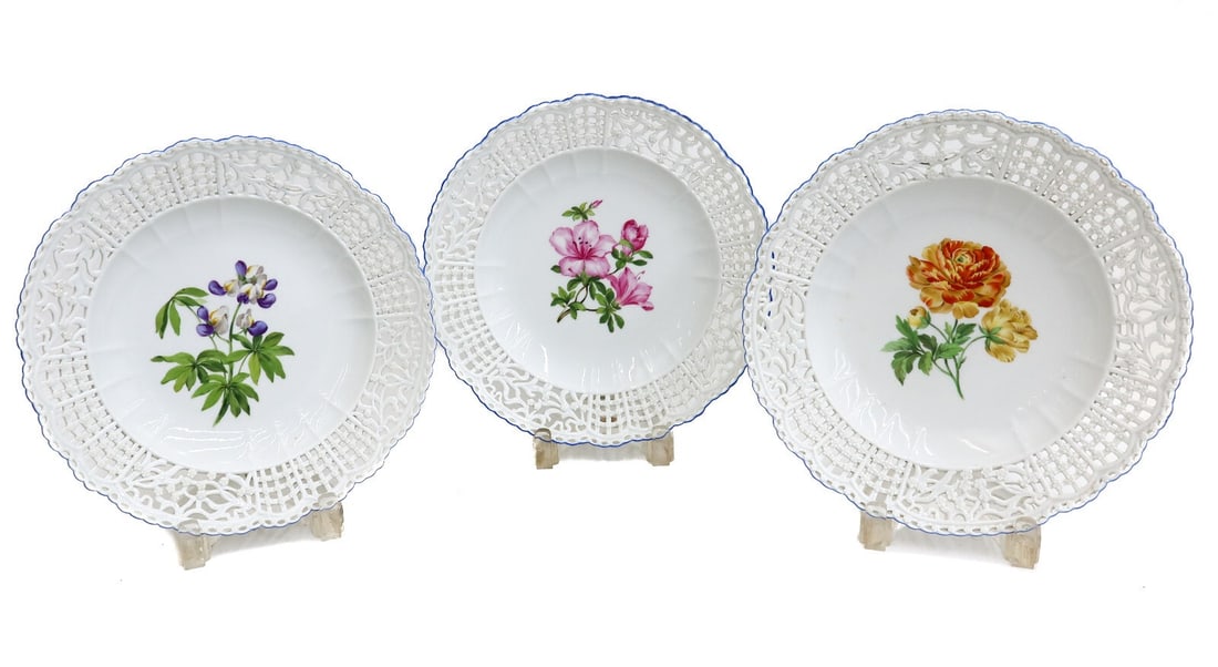 3 Meissen Germany Porcelain Reticulated Hand Painted Scallop Rimmed Plates: 3 Meissen Germany Porcelain Reticulated hand painted scallop rimmed plates, 19th Century. Various hand painted flowers to center with a blue scalloped reticulated rimmed edge. Meissen Germany mark to