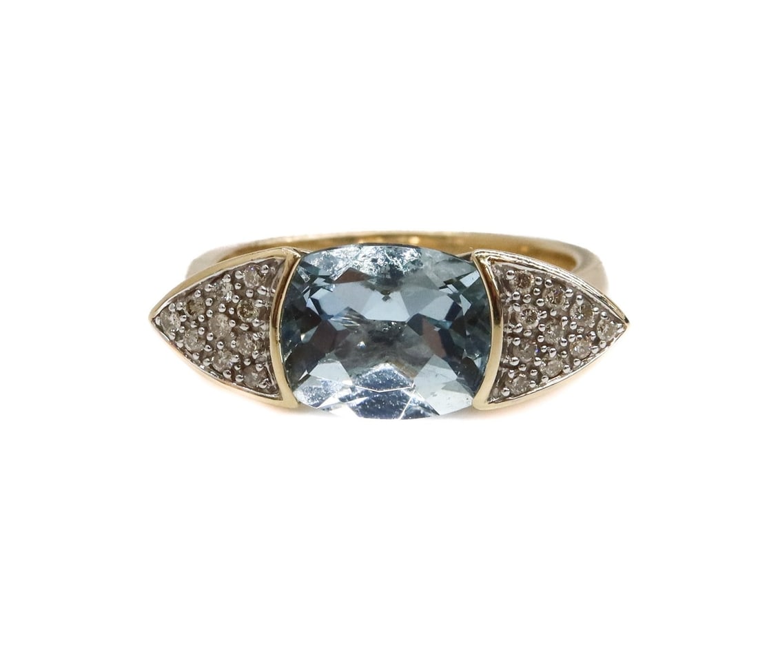 14k Yellow Gold Aquamarine and Diamond Ring, Size 7: 14k Yellow Gold Aquamarine and Diamond Ring, Size 7 . Oval cut aquamarine center with a cluster of round cut diamonds to either side. Marked 14k to inner band Weight Approx., 4.84 grams / Aquamarine: