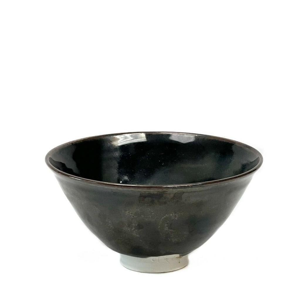 Makoto Yabe Art Pottery Glazed Ceramic Rice Bowl: Makoto Yabe (Japanese/American 1947-2005) art pottery ceramic rice bowl. A blue-black ground decorated with curving bands of metallic glaze. Incised artist's mark to the bottom edge. Weight Approx., .