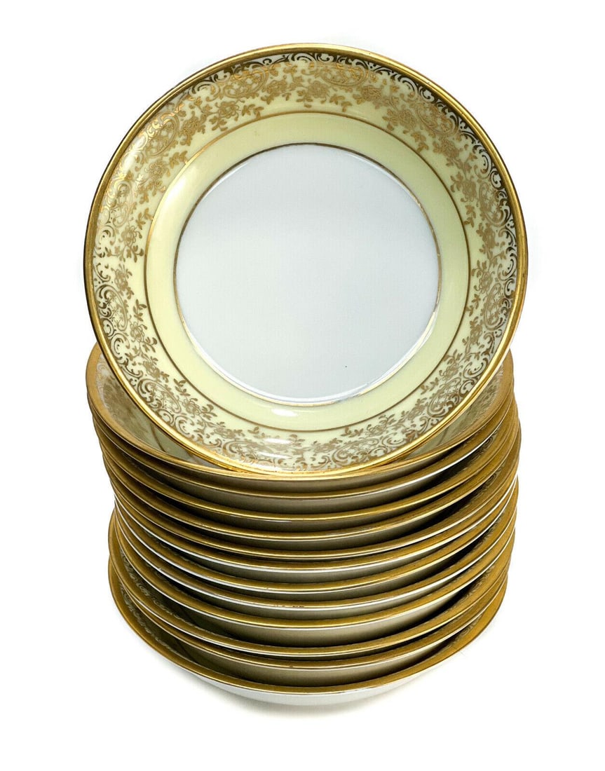 12 Hutschenreuther and Heinrich & Co. Porcelain Berry Bowls, circa 1930: 12 Hutschenreuther and Heinrich & Co. Bavaria porcelain berry bowls, circa 1930. White and pale yellow ground with gilt foliate scroll and floral decoration. Hutschenreuther and Heinrich & Co. mark to