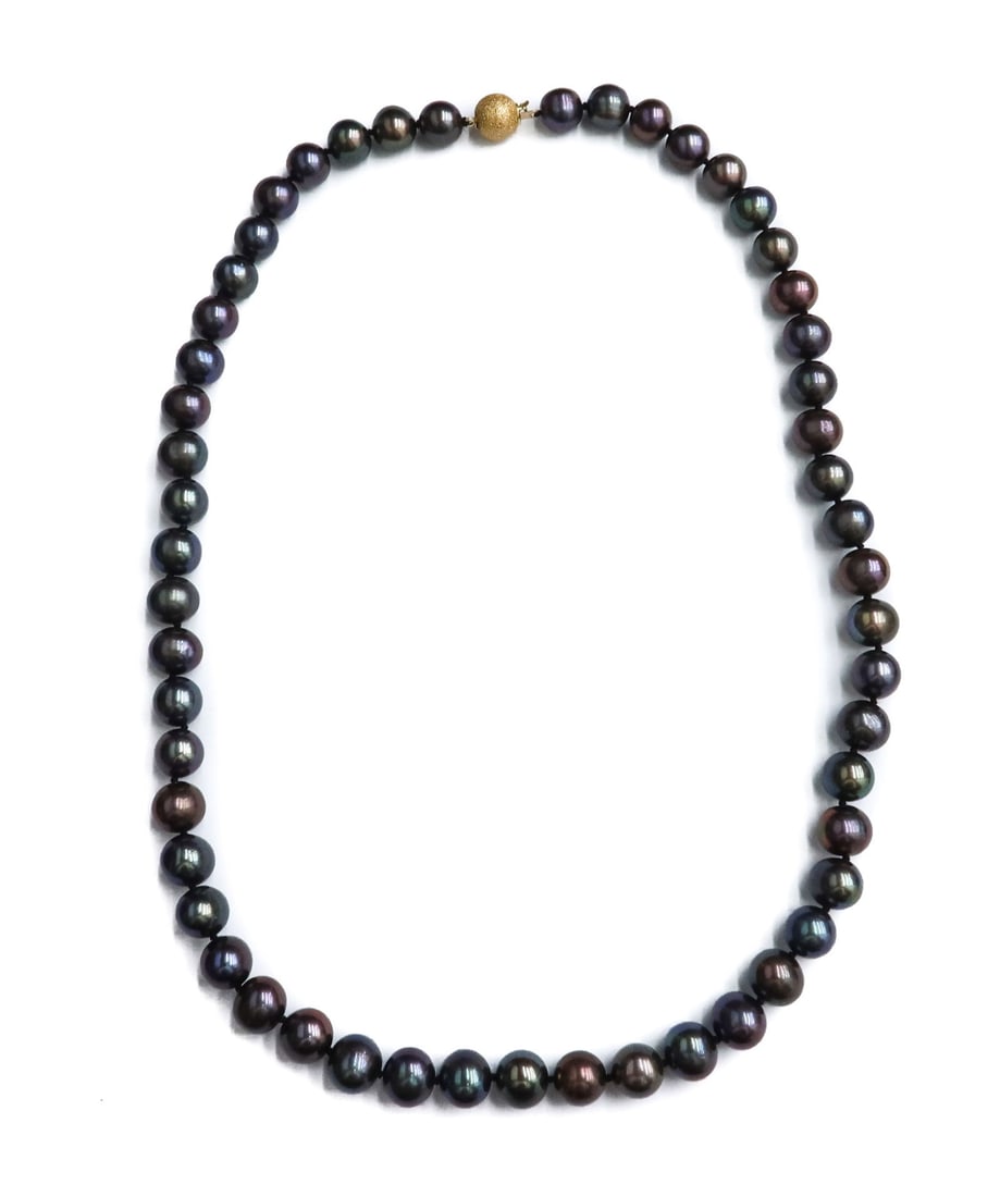 14k Yellow Gold and Dyed Freshwater Single Strand Necklace: 14k Yellow Gold and Dyed Freshwater Single Strand Necklace. Black pearls measuring approximately 8.6mm Gold beaded clasp and marked 14k. Weight Aprox., 52.59 grams Measures Approx., 19.5 inches length