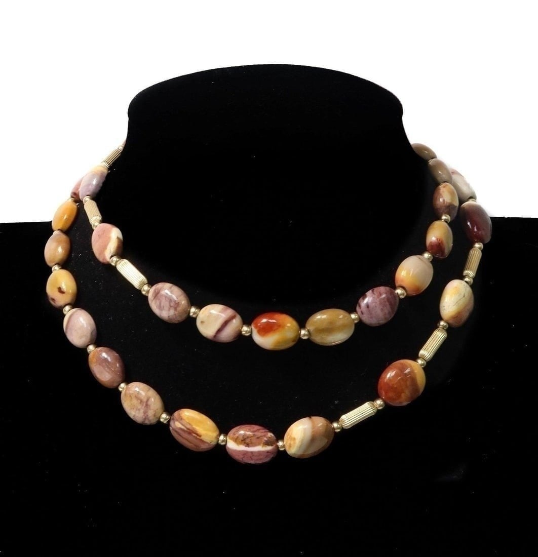 14k Yellow Gold Agate Beaded Necklace: 14k Yellow Gold Agate Beaded Necklace. Marked 14k to the clasp Weight Approx. 49 grams. , 27 inches length Domestic Shipping: $20