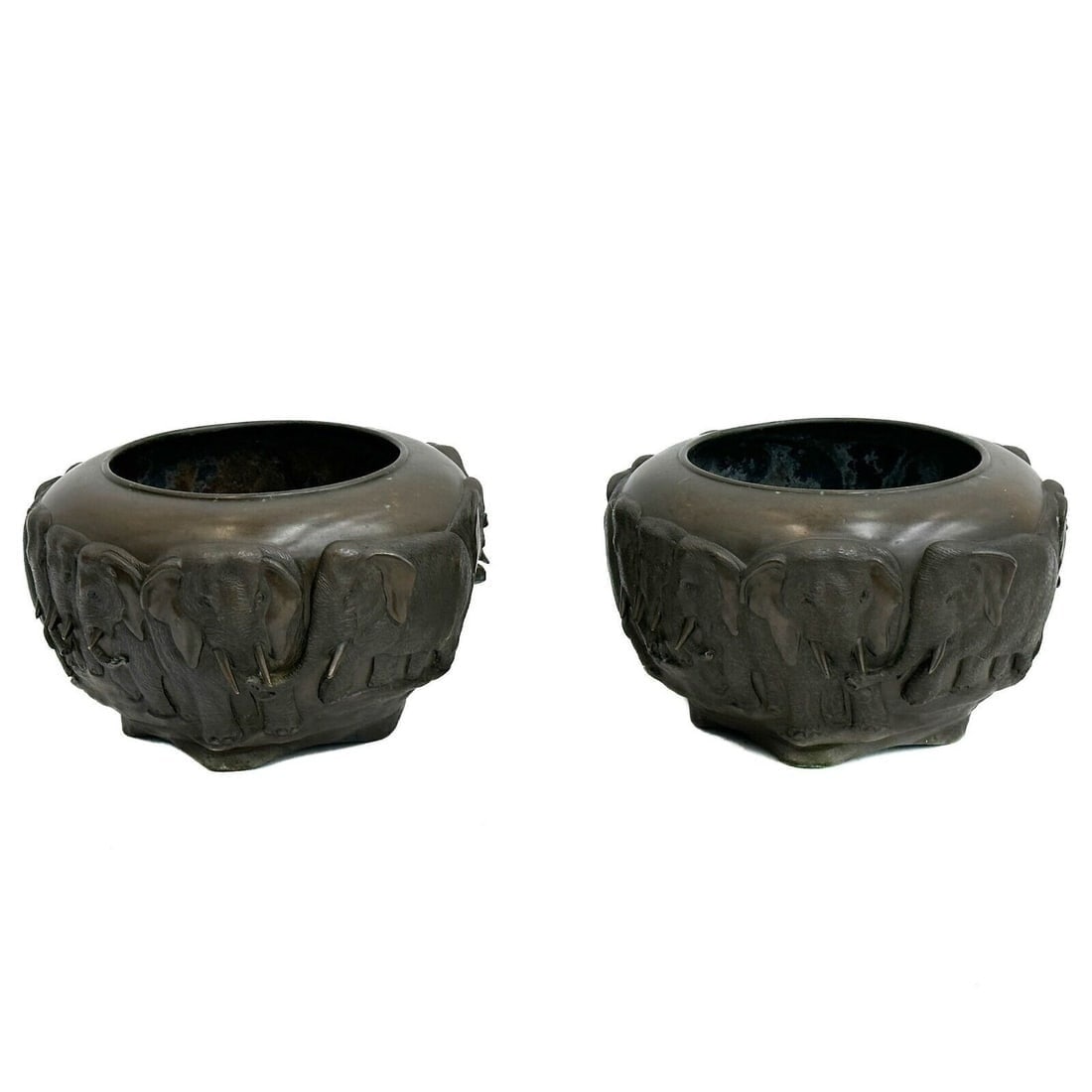 Pair Genryusai Seiya Bronze Okimono Elephant Bowls late 19th century: Pair Genryusai Seiya Bronze Okimono Elephant Bowls, late 19th century. Underside marked Genryusai Seiya Weight: Approx. 10 lbs Measurements: Approx. 8.25 inches diameter x 5 inches tall Condition: Ver