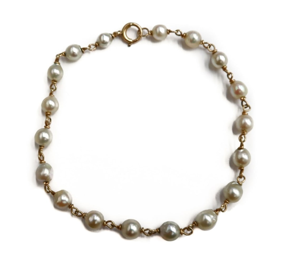 14k Yellow Gold and Cultured Pearl Bracelet: 14k Yellow Gold and Cultured Pearl Bracelet. 18 cultured pearls to strand measuring approximately 5.1mm. Marked 14k to clasp. Weight Approx., 4.09 grams Measures Approx.,7.5 inches length Domestic Shi
