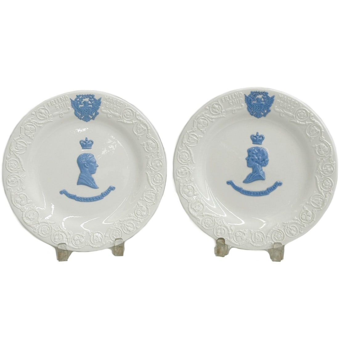 Pair Wedgwood England Queen Elizabeth HM George VI 1939 Plates Ltd Ed/3000: Pair Wedgwood England Queen Elizabeth and HM George VI Plates. A white ground each with a blue profile portrait to the center. Plates commemorating first visit of reigning sovereigns to these United S