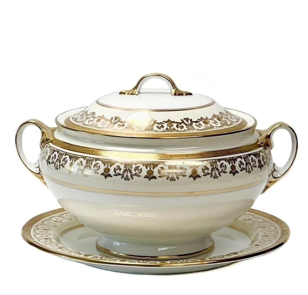 Aynsley England Porcelain Covered Dish/Tureen & Underplate in Kenilworth Ivory: Aynsley England porcelain covered dish or tureen & underplate in Kenilworth Ivory, circa 1940. A white center with an off-white ground to the edge with ornate gilt foliate decoration with raised gold 