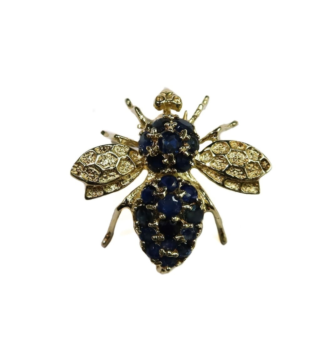 14k Yellow Gold and Sapphire Fly Pin Brooch: 14k Yellow Gold and Sapphire Fly Pin Brooch. 20 round cut sapphires to body weighing approximately 2.6 carats. Marked 14k to back of wing with indistinguishable maker mark. Weight Approx. 2.5 grams Me