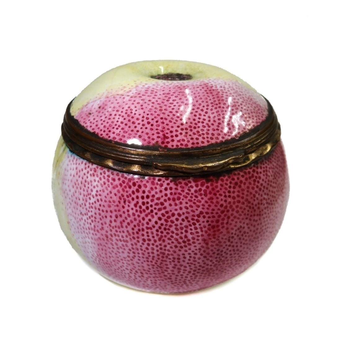 Bilston English Porcelain Apple Bonbonniere 18th Century: Bilston English Porcelain Apple Bonbonniere, 18th Century. Hand painted flowers to interior of lid. Weight: Approx. .05 lbs Measurements: Approx.2.75 inches diameter x 2.25 inches tall Condition: Vari