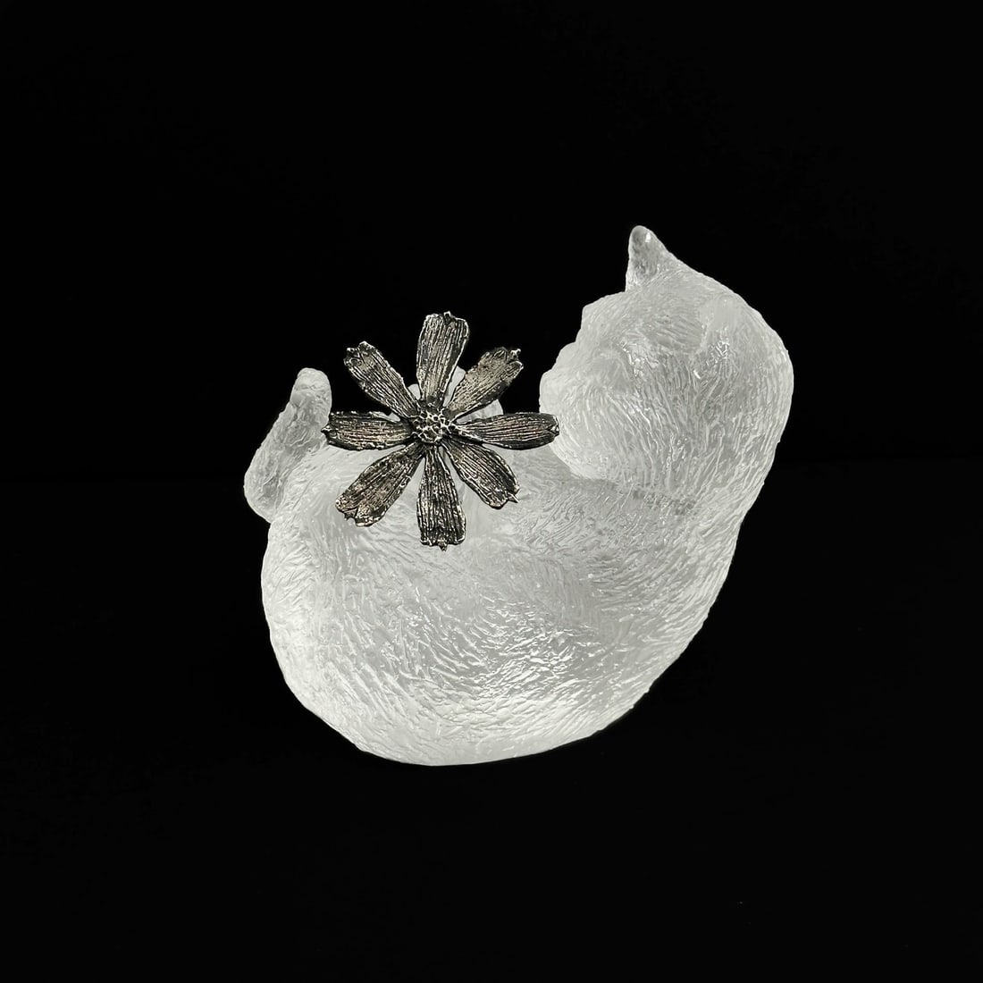 Steuben Glass & Silver Sculpture Cat with Daisy by Kiki Smith w/ Box Ltd Ed/50: Steuben Art Glass Sculpture "Cat with Daisy" by Kiki Smith 2008. Underside marked Kiki Smith Steuben and numbered out of 50.Original retail price $6,500 Weight Approx. 3 lb / Silver: 0.5 ozt Measureme