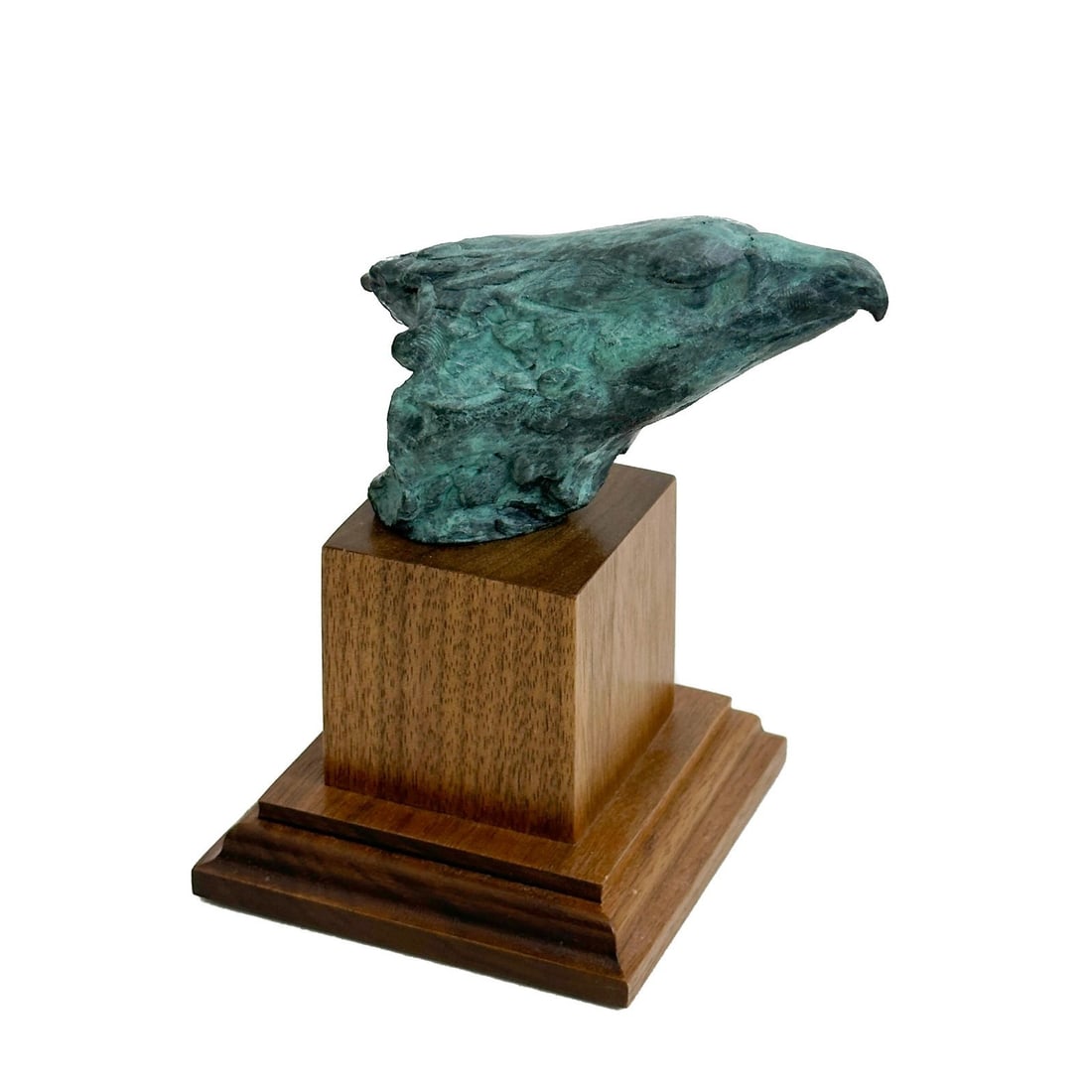 Sandy Scott (American b1943) Bronze Sculpture Eagle Head on Wood Base Ltd Ed/250: Sandy Scott (American b. 1943) Bronze Sculpture Eagle Head on Wood Base. Artist signed and numbered out of 250 to the side. Mounted on a square wood base Weight:approx. 2 lbs Measurements: Approx. Scu