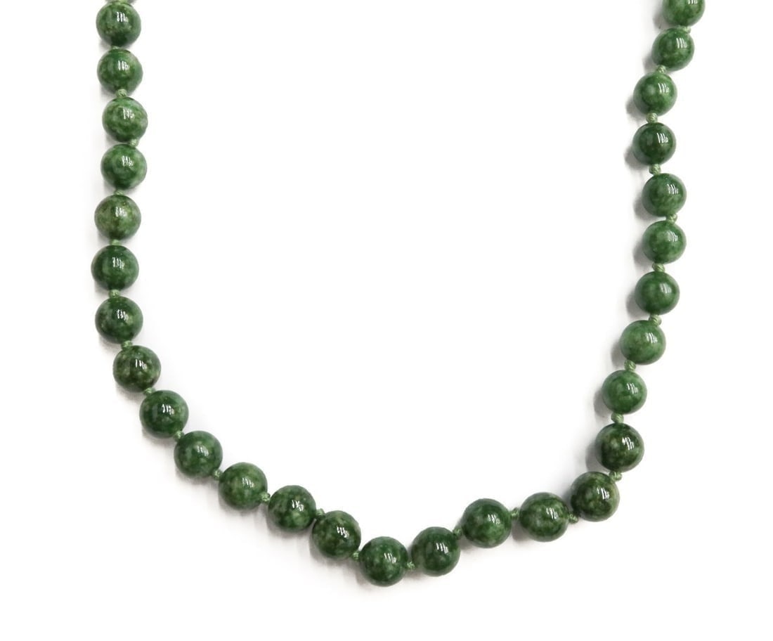 14k Yellow Gold Chrysoprase Beaded Single Strand Necklace: 14k Yellow Gold Chrsyprase Beaded Single Strand Necklace. The beads measuring approximately 7.4mm. Marked "14k" to clasp. Weight Approx., 58.24 grams Measures Approx., 30 inches length Domestic Shippi
