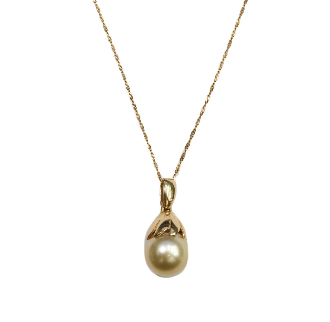 14k Yellow Gold and Cultured Pearl Twisted Singapore Chain Necklace: 14k yellow gold and cultured pearl twisted Singapore chain necklace. Cultured pearl to pendant measuring 10.5mm with etched gold leaves to top. Marked 14k to hook and clasp with maker mark "F". Weight