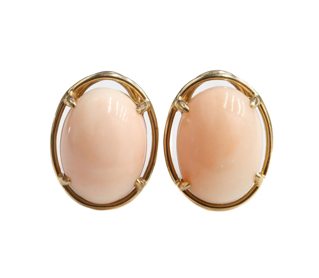 Pair Gump's 14k Yellow Gold Cabochon Coral Earrings: Pair Gump's 14k Yellow Gold Cabochon Coral Earrings. The corl measuring approximately 16mm x 12mm x 7mm. Marked Gump's 14k. Weight Approx., 9.17 grams Measures Approx., 0.75 inches x 0.5 inches x 0.5 